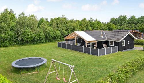 Three-Bedroom Holiday Home 