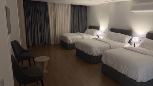 Deluxe Studio