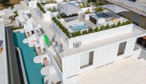Suite With Rooftop Bath Tub