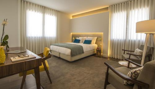 Suite with Terrace and Pool View