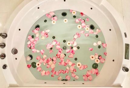 Suite - Split Level with Spa Bath