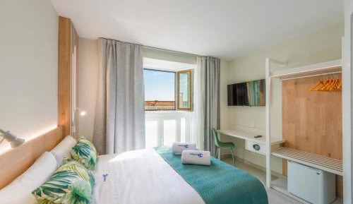 Deluxe Double Room with Side Sea View