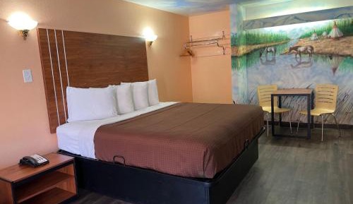 King Suite with Hot Tub - Non-Smoking