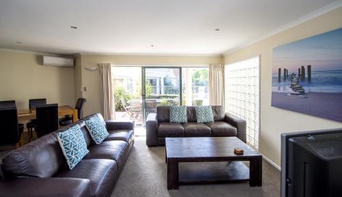 Three-Bedroom Apartment with Pool - Side