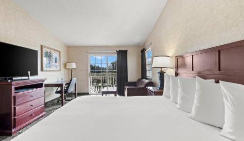 Premium King with Balcony Estuary View