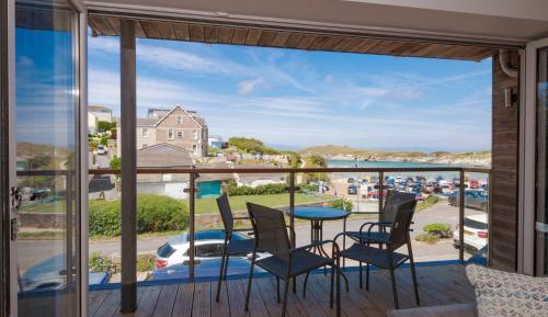 Porth Sands Two-Bedroom Apartment with Sea View (No dogs)