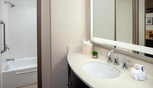 One-Bedroom Suite with Two Queen Beds and Boardroom