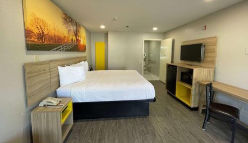 King Room with Roll-In Shower - Mobility Access/Non-Smoking