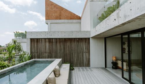 Premier Pool Suite Plus King