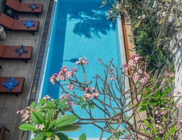 Studio Double with Balcony Pool View - Free Pick Up