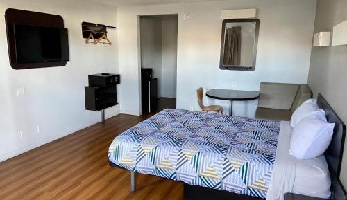 Deluxe Queen Room - Non-Smoking