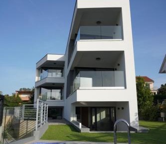 Apartment with Pool View 