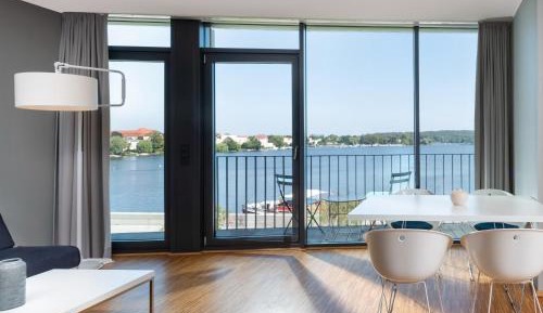 One-Bedroom Apartment with Lake View
