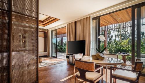 Corner Tropical Suite