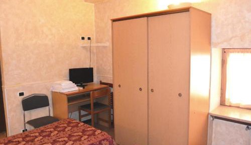 Triple Room (1Queen Size Bed + 1 Single Bed)