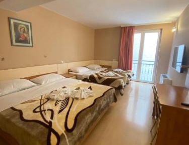 Quadruple Room with Private Bathroom