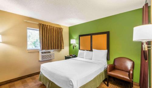 Queen Studio with One Queen Bed - Disability Access/Non-Smoking