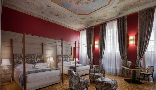 Deluxe Queen Suite