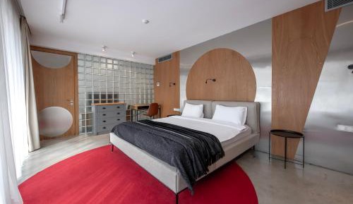 One-Bedroom Apartment with Balcony