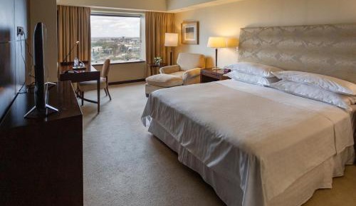 Governor Suite, Club lounge access, Suite, 1 King, City view