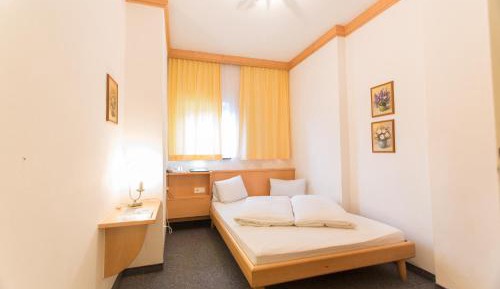 Deluxe Two-Bedroom Apartment with Mountain View