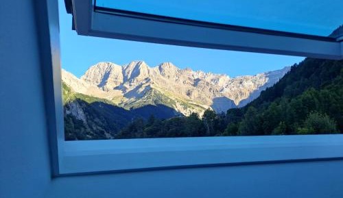 Three-Bedroom Apartment with Mountain View
