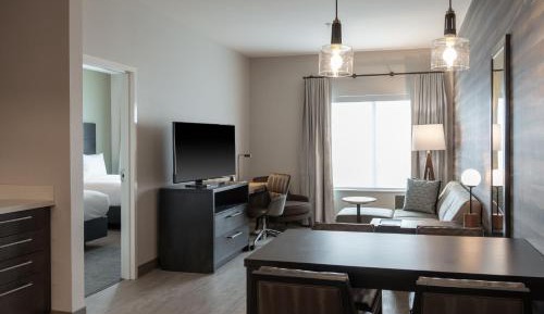 One-Bedroom Queen Suite
