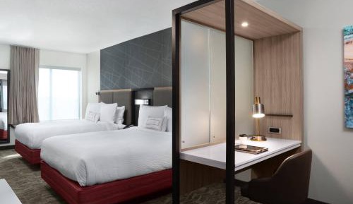 Queen Studio Suite with Sofa Bed and Roll-in Shower - Mobility and Hearing Accessible