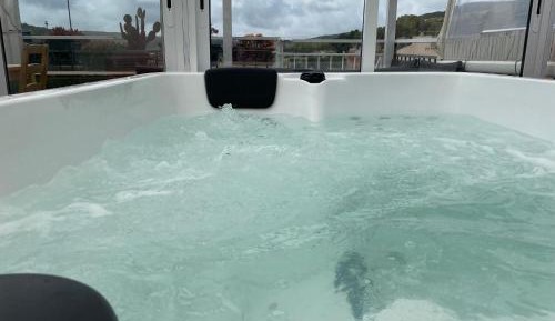 Two-Bedroom Apartment with Jacuzzi/Big Bathtub 