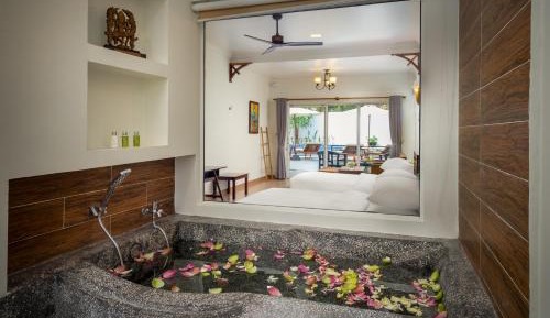  Villa Family with Balcony, Pool Access - Free Mini-Bar