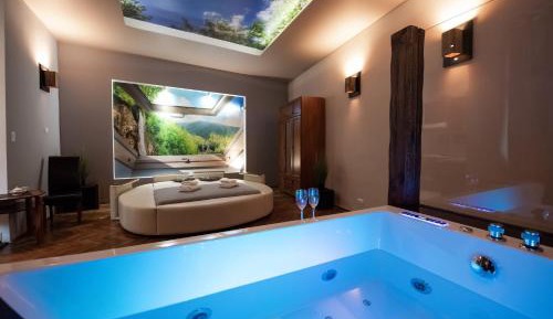 Queen Suite with Spa Bath