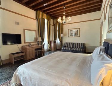 Suite with Canal View