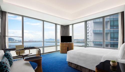 Large King Room with Bay View - Executive Lounge Access