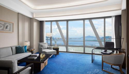 Executive King Suite with Bay View - Executive Lounge Access