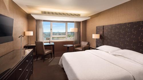 Premium Deluxe, Guest room, 1 Queen, City view, High floor