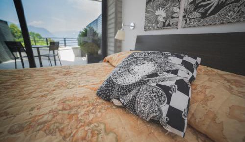 Deluxe Double or Twin Room with Partial Lake View and Garden
