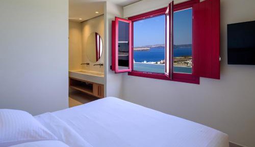 Elegant Suite with Private Heated Pool and Sea View