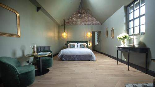 Queen Suite with Pool View