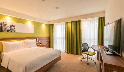 Queen Accessible Room NS