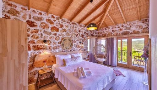 Queen Suite with Pool View