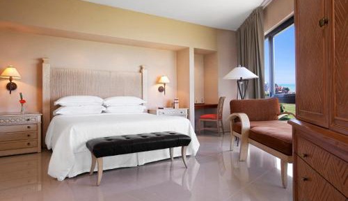 1 Bedroom Executive Suite, Bedroom 1: 1 King, Bedroom 2 Sea View