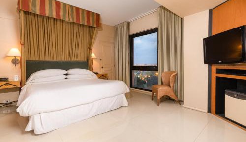 1 Bedroom Executive Suite, Bedroom 1: 1 King, Bedroom 2 City View