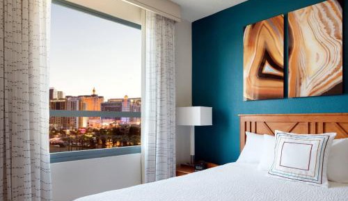 One-Bedroom Queen Suite with City View