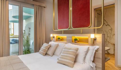 Deluxe Double Room with Side Sea View