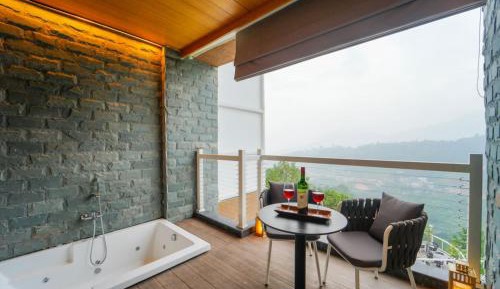 Suite with Hot Tub