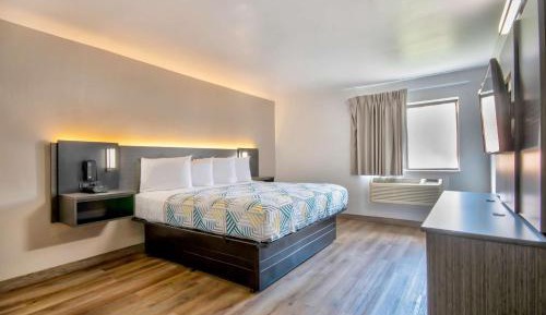 Deluxe King Room - Non-Smoking