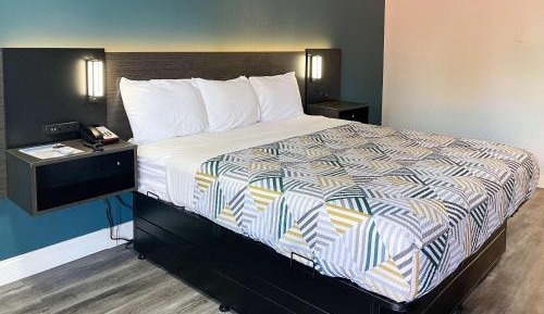 King Room with Roll-In Shower - Disability Access