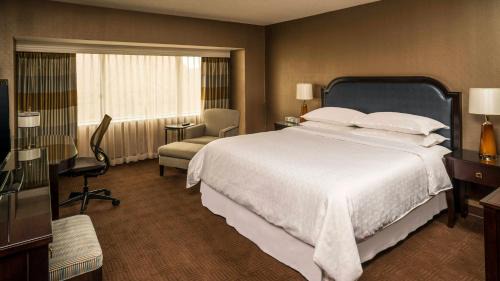 Club level, Guest room, 1 King, City view