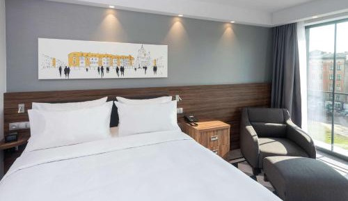 Queen Room with City View