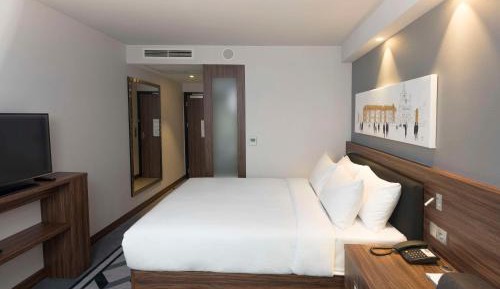 Queen Room with City View - Disability Access